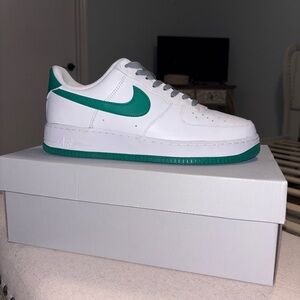 Nike Men's Air Force 1 07’ Sneakers